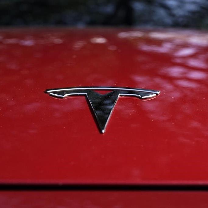 US probes Tesla Autopilot, steering wheels that can come off